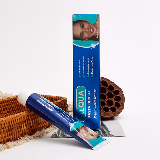 Matériel de soins dentaires Fournisseur OEM Nettoyage et blanchiment des dents sans fluorure Dentifrice à base d'essence de perle activée Saveurs personnalisées disponibles